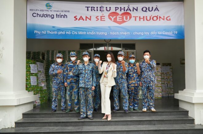Hoa hậu Khánh Vân tặng quà hưởng ứng chương trình “Triệu phần quà san sẻ yêu thương”