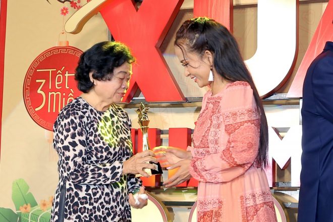 Doanh nhân Phạm Cẩm Nhung (Thiên Kim) nhận biểu trưng Trái tim vàng vì cộng đồng