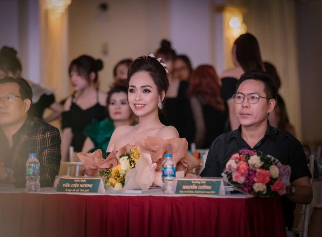 Á hậu Tài sắc Thế giới Kiều Diệu Hương đầy quyền lực nhưng không kém phần xinh đẹp trên ghế giám khảo Miss Vietnam Photo Model 2022
