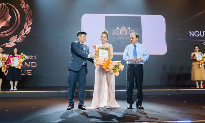 CEO Hoàng Mỹ nhận top 10 Thương hiệu vàng làm đẹp Việt Nam