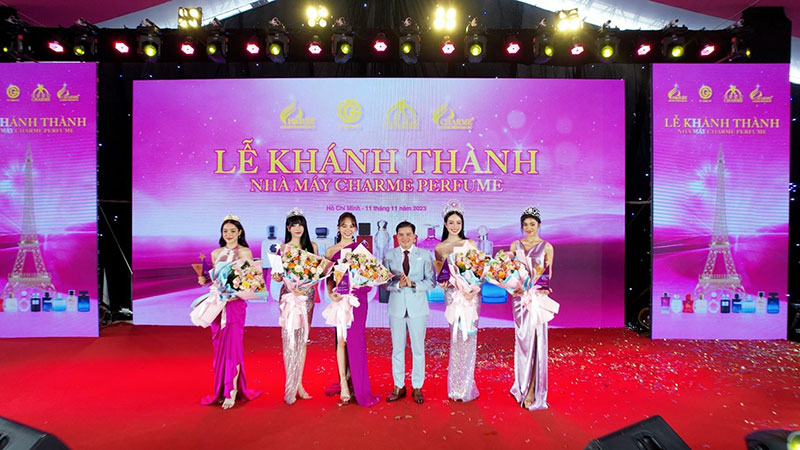 Ông Võ Sỹ Đạt – Nhà sáng lập, Chủ tịch HĐQT Charme Perfume trao hoa và cúp tri ân các Hoa – Á hậu tham dự sự kiện