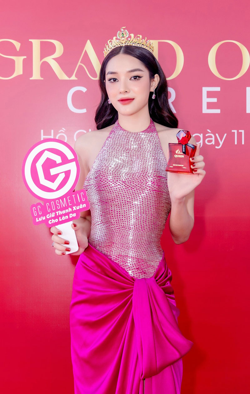 Quyến rũ và thu hút, Á hậu Hồng Hạnh chọn  Charme Queen và cực tươi trên thảm đỏ Lễ khánh thành nhà máy Charme Perfume