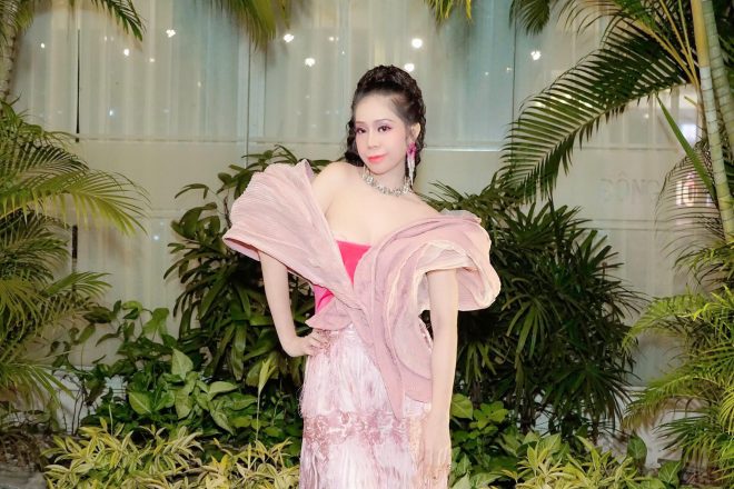Hoa hậu Thanh Hằng biểu diễn thời trang ntk Tiến Trần tại chương trình Tân Xuân Vạn Phúc