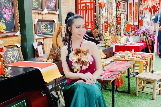 Hoa hậu Thanh Hằng rực rỡ thời trang yếm hoa trong bộ ảnh đầu xuân