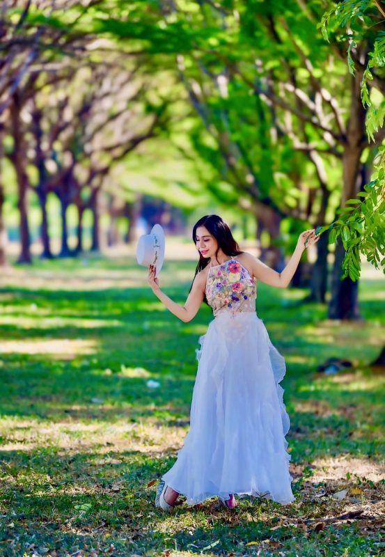 HOA HẬU THANH HẰNG MẶC VÁY YẾM HOA KHOE VAI TRẦN CỰC PHẨM GIỮA THIÊN NHIÊN