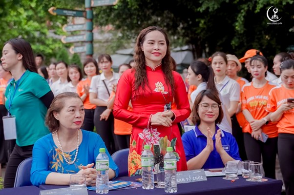 Phạm Thị Cúc – Người phụ nữ đa tài tại Festival Yoga Mùa Hè tại Hạ Long