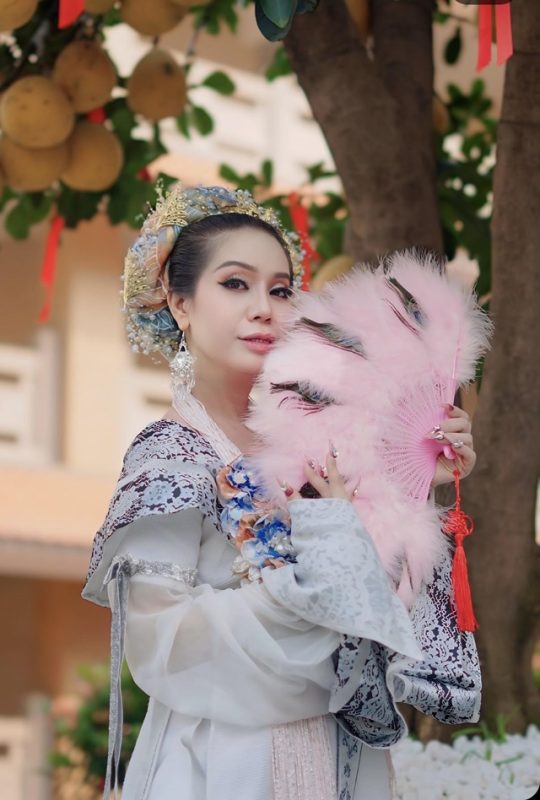 Hoa hậu Sắc đẹp Hoàn vũ Công chúa Hoàng Gia Maharlika trong trang phục áo dài Gấm hoa thả hồn nơi chùa linh thiêng