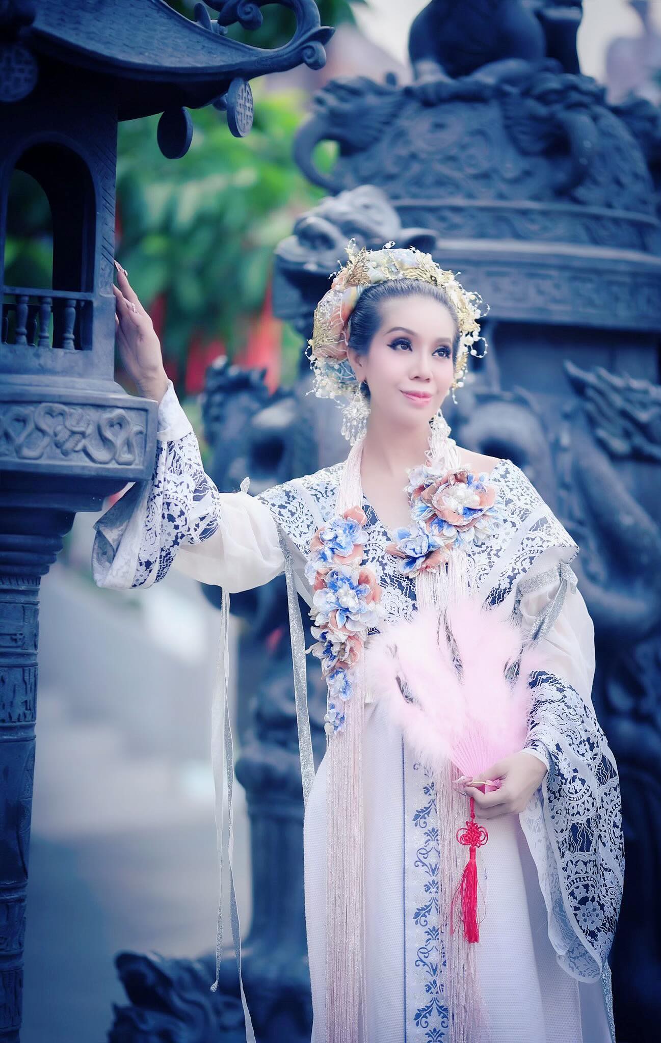 Hoa hậu Sắc đẹp Hoàn vũ Công chúa Hoàng Gia Maharlika trong trang phục áo dài Gấm hoa thả hồn nơi chùa linh thiêng 9 thanh hang ao dai9