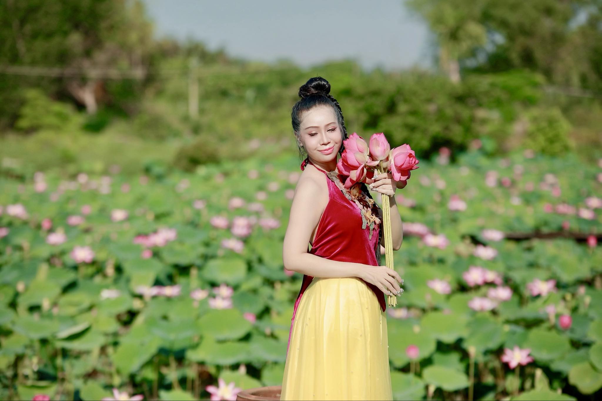Hoa hậu Thanh Hằng Chụp Ảnh Sen Cùng Yếm Ngọc Ngà – Vẻ Đẹp Lung Linh Mê Mẩn 5 thanh hang10