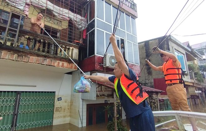 Những chuyện ghi từ tâm lũ: “Sống 60 năm chưa từng chứng kiến”