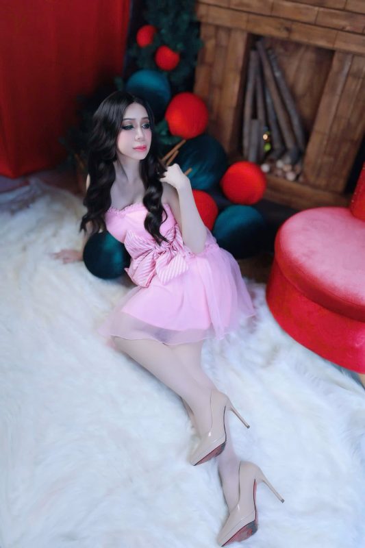 Bộ ảnh giáng sinh siêu ngọt ngào hạnh phúc của Hoa Hậu Thanh Hằng khiến dân tình phát hờn