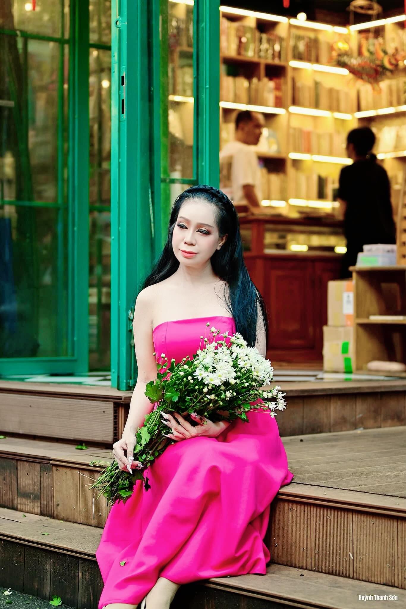 Hoa hậu Sắc đẹp Hoàn Vũ Thanh Hằng khoe sắc vóc bên cúc hoạ mi 4 thanh hang5