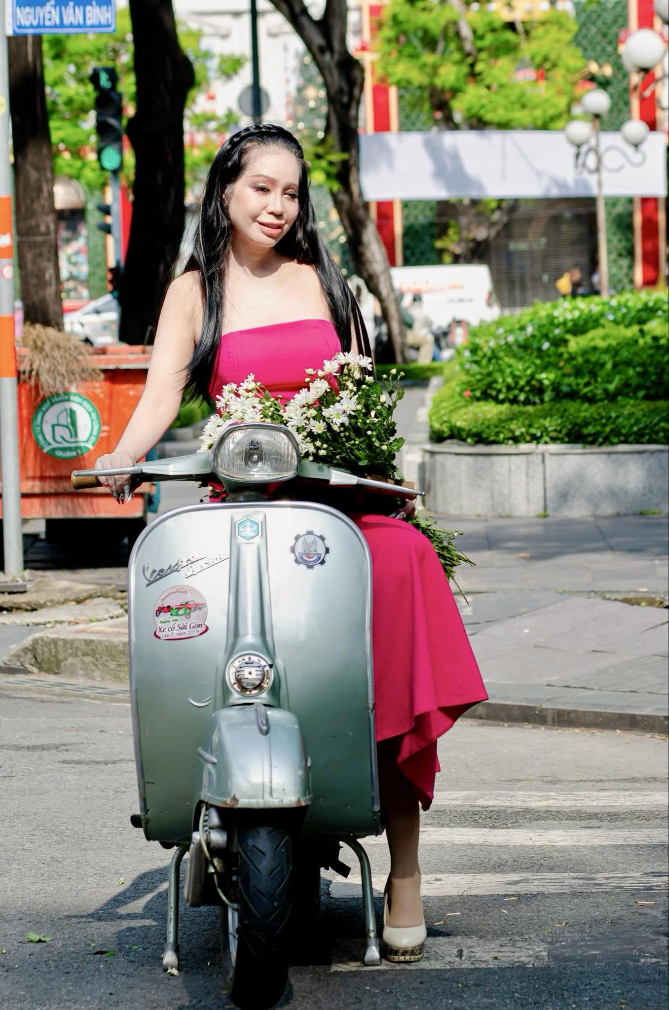 Hoa hậu Sắc đẹp Hoàn Vũ Thanh Hằng khoe sắc vóc bên cúc hoạ mi 6 thanh hang8