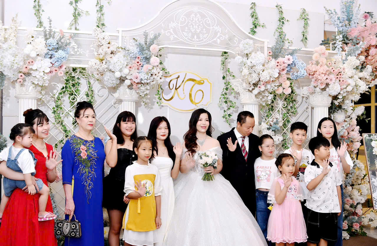 Á Hậu Thanh Tâm và Doanh nhân Trần Văn Kiểm hạnh phúc tại buổi tiệc thành hôn 5 z5988724720932 6a2bd1ba7f21a83b47a43b69c9fb793c