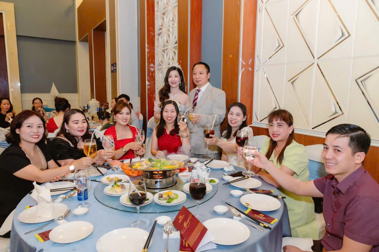 Á Hậu Thanh Tâm và Doanh nhân Trần Văn Kiểm hạnh phúc tại buổi tiệc thành hôn 3 z5988967628644 3acc973b30ed8f12b0835d00fa0b9a94