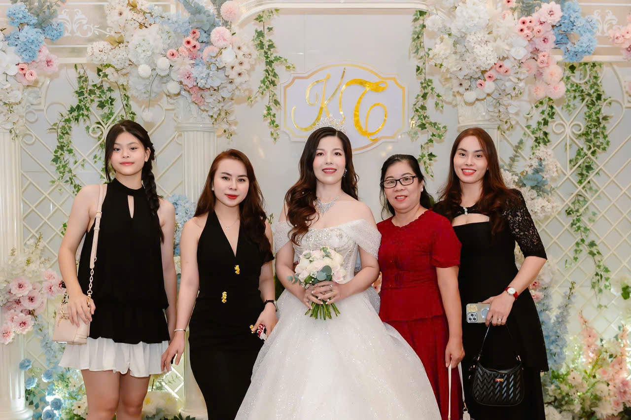 Á Hậu Thanh Tâm và Doanh nhân Trần Văn Kiểm hạnh phúc tại buổi tiệc thành hôn 9 z5988976434641 555a514b29903fb6314edc29b35d1382