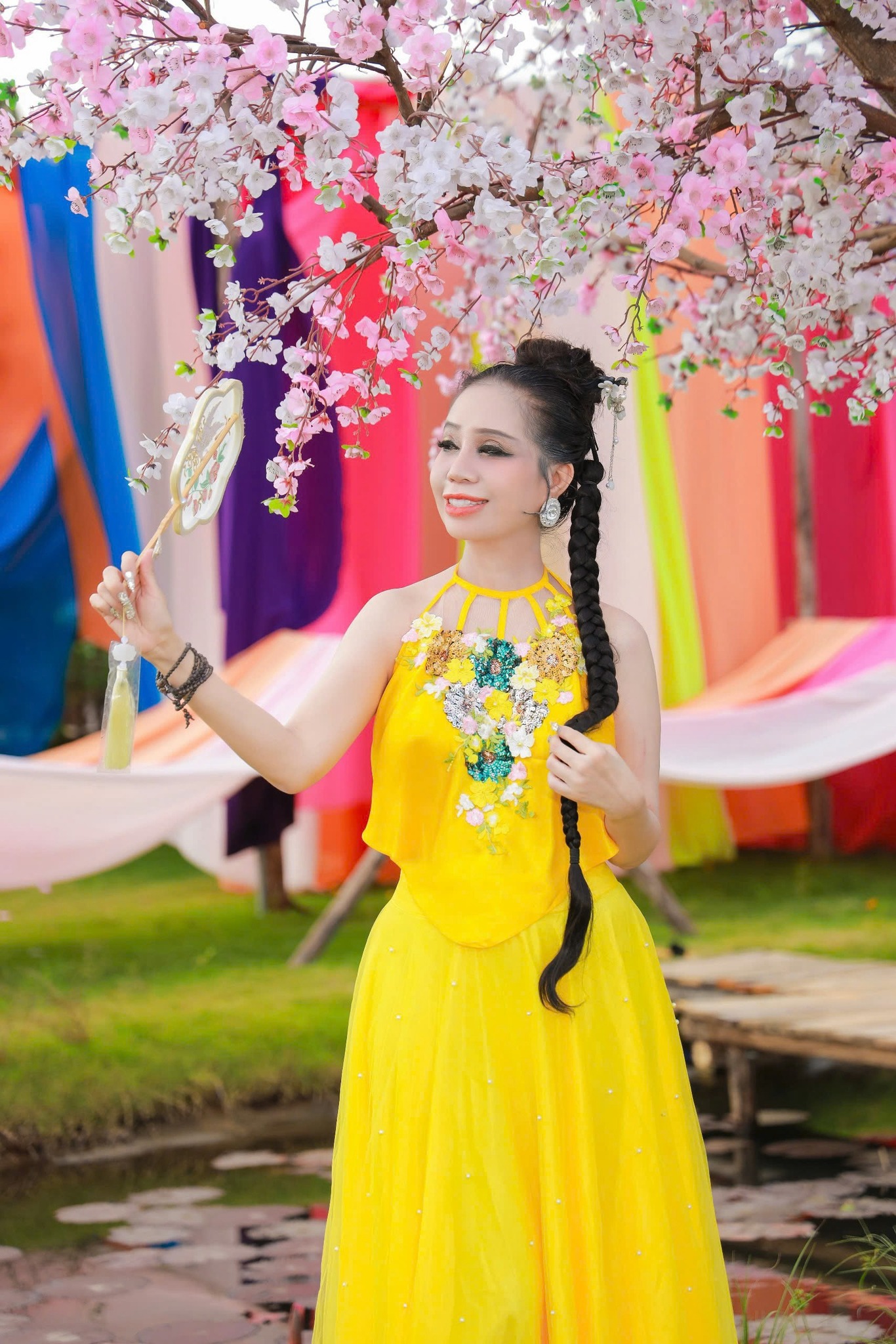 Hoa hậu Sắc đẹp Hoàn vũ Thanh Hằng diện yếm thắm hóa nàng Xuân rực rỡ 2 471445370 28081960028117200 9207242285026904911 n