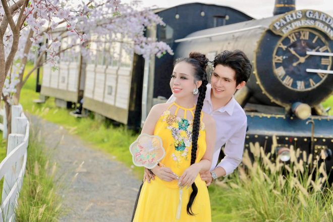 Hoa hậu Sắc đẹp Hoàn vũ Thanh Hằng diện yếm thắm hóa nàng Xuân rực rỡ
