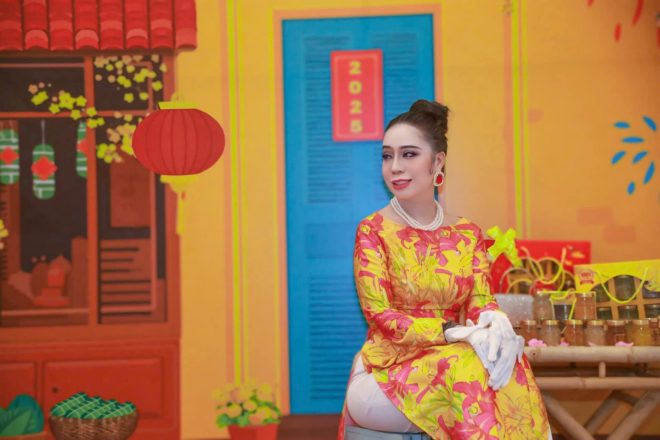 Hoa hậu Thanh Hằng thần thái rạng ngời nhận giải thưởng Ngôi Sao Tỏa Sáng trong sự kiện đêm hội Tết Ba Miền.