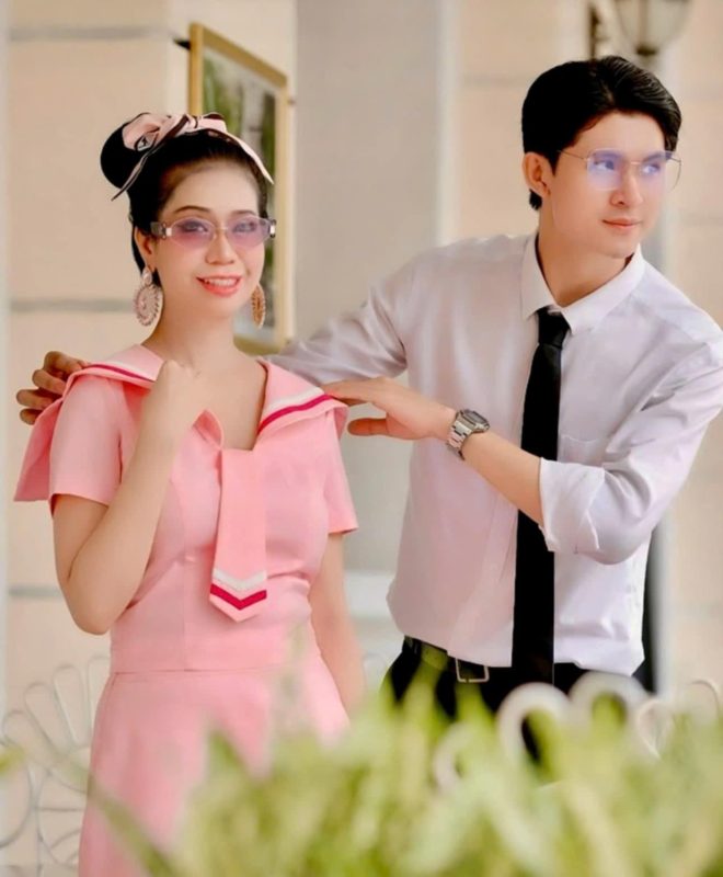 Hoa hậu sắc đẹp hoàn vũ Thanh Hằng trẻ trung trong váy ngắn hồng nữ sinh