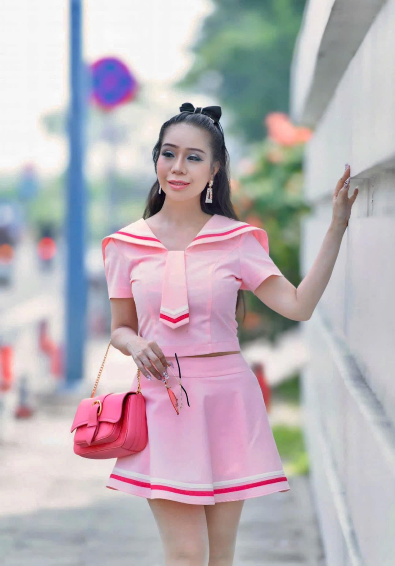 Hoa hậu sắc đẹp hoàn vũ Thanh Hằng trẻ trung trong váy ngắn hồng nữ sinh 5 f7c85ae5 31ad 4a08 ae65 825e59e6b407