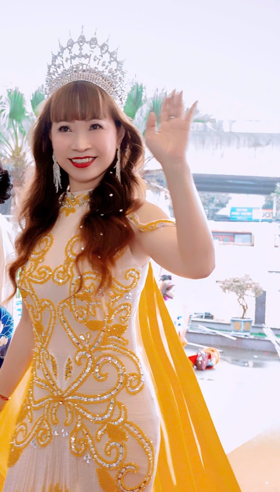 Á hậu Trương Mỹ rạng rỡ trên ghế nóng, đồng hành cùng đêm Chung kết Hoa hậu Doanh nhân Toàn năng 2025 tại Ninh Thuận 4 z6544269072799 056792be0d98429966775b447a0eea52