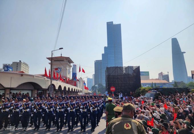 13.000 người diễu binh kỷ niệm 50 năm thống nhất đất nước 2 1 1745978485 820 widthheight