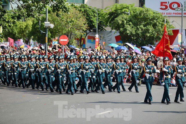 Diễu binh kỷ niệm 50 năm: Đội quân đi giữa lòng nhân dân