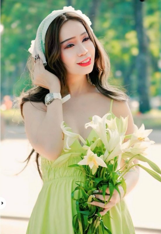 Hoa hậu Sắc đẹp Hoàn Vũ Thanh Hằng Hóa nàng thơ tháng tư với xu hướng Cottagecore mơ mộng