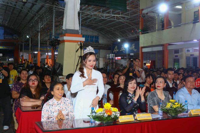 Á Hậu Thanh Hoa bồi hồi xúc động trong lễ trưởng thành và tri ân thầy cô của các bạn khối 12 trường THPT Nguyễn Trung Trực Gò vấp