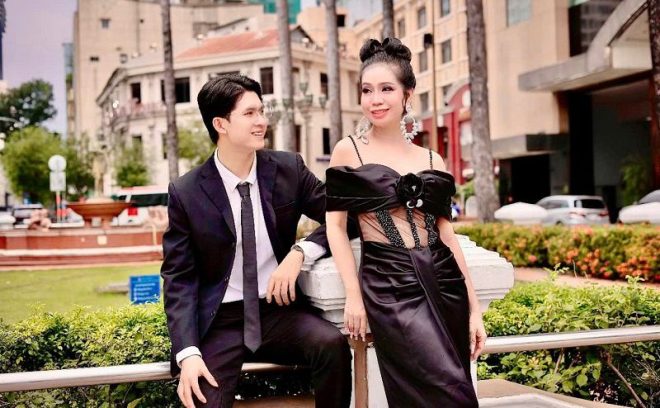 Hoa hậu sắc đẹp hoàn vũ Thanh Hằng sang trọng với đầm dạ tiệc đen huyền bí