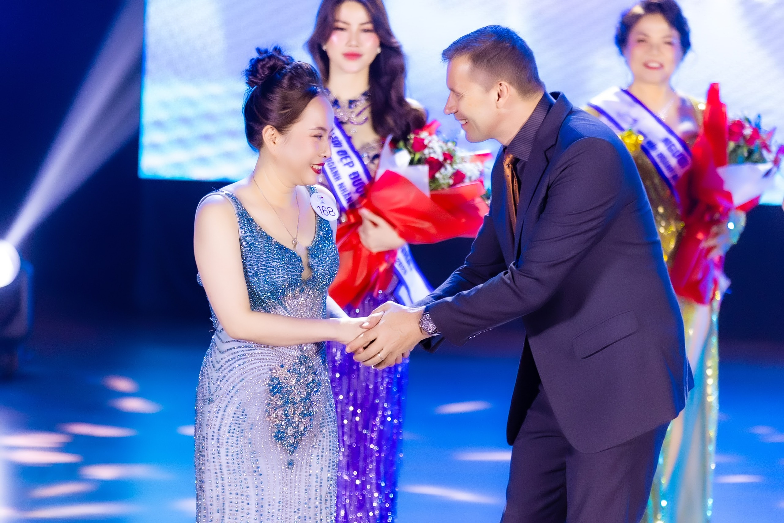 DOANH NHÂN LƯƠNG KIM BÚP XUẤT SẮC GIÀNH DANH HIỆU “NGƯỜI ĐẸP NHÂN ÁI” – LAN TỎA YÊU THƯƠNG, KIẾN TẠO GIÁ TRỊ 3 IMG 1753590531564 1753693593803
