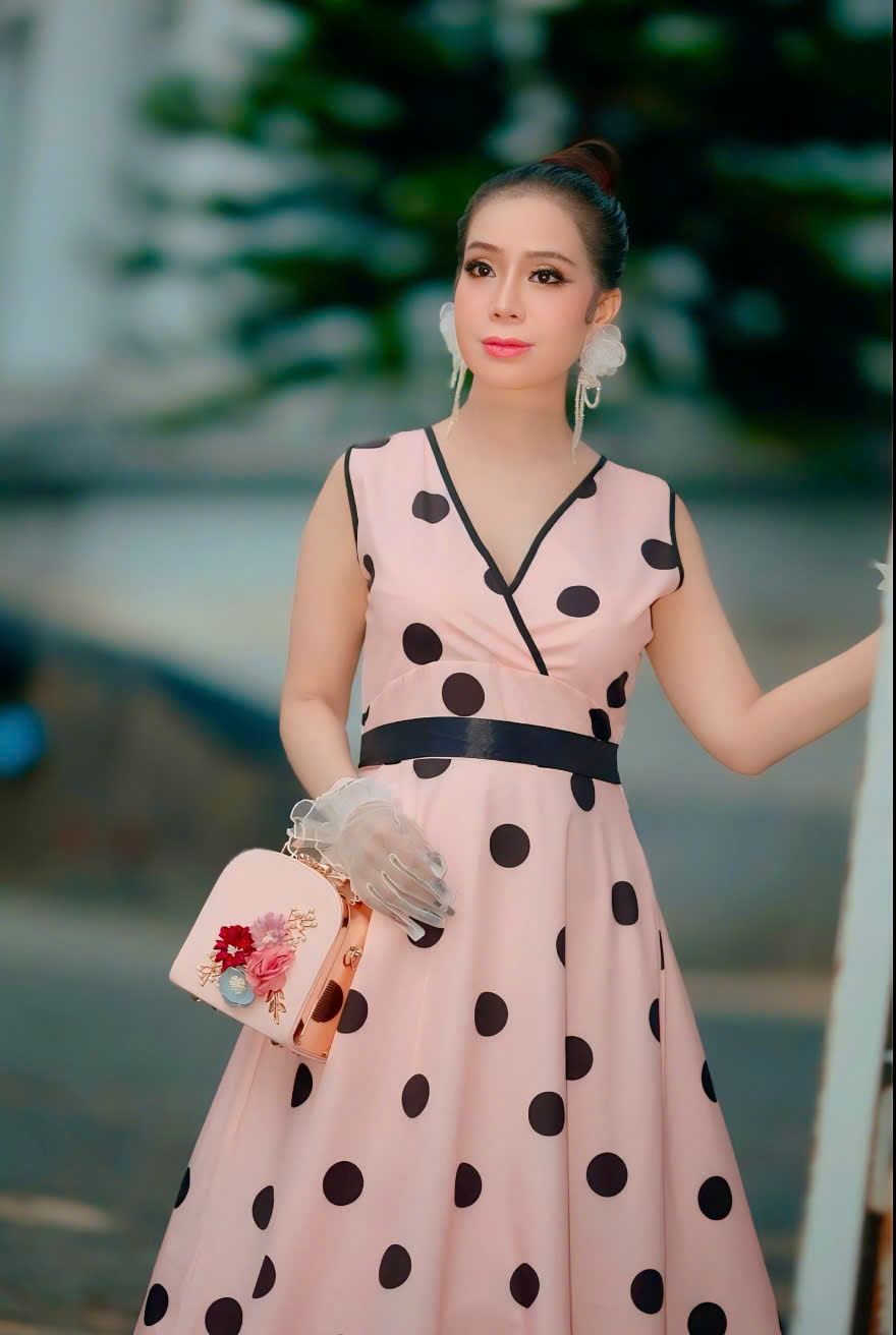 Hoa hậu Sắc đẹp Hoàn Vũ Thanh Hằng dịu dàng, thanh lịch với họa tiết chấm bi 5 z6844896826298 e54576b3d77f6af45df5fb07e2dcd032