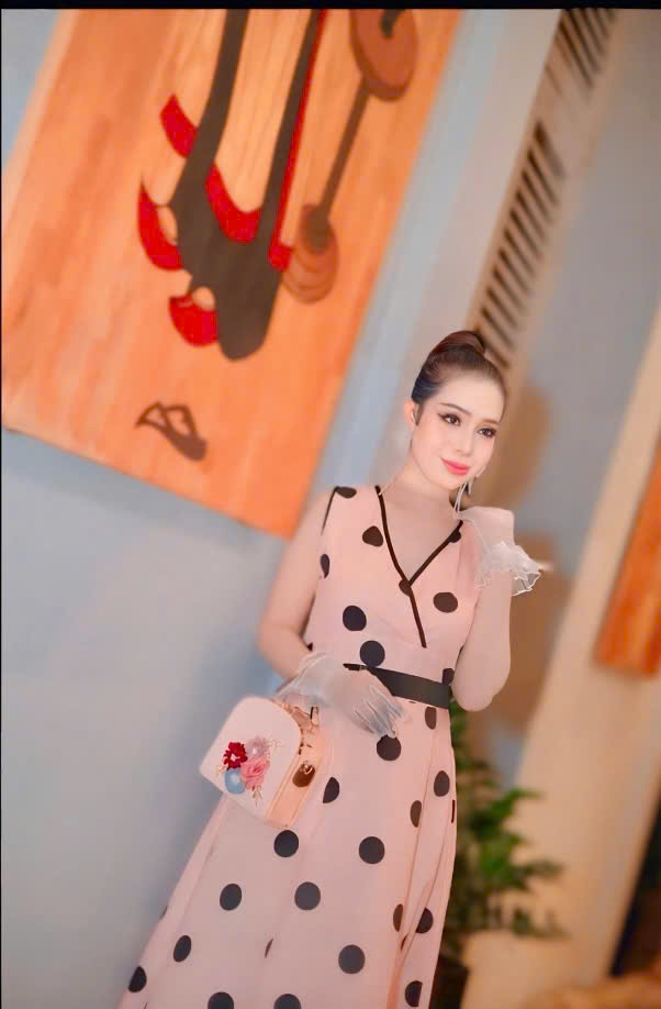 Hoa hậu Sắc đẹp Hoàn Vũ Thanh Hằng dịu dàng, thanh lịch với họa tiết chấm bi 8 z6844896829883 48ae4cc084f180af88c7cc44d3f5ccd0