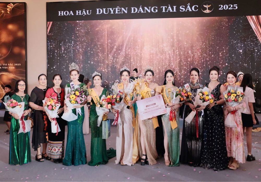 Nữ Doanh Nhân đến từ Nghệ An Đinh Thị Bích đạt danh hiệu Á hậu 3 – Hoa hậu Duyên dáng tài sắc 2025 2 z7116535992233 03985060088d8db6debeb42fe5d9ed64 1
