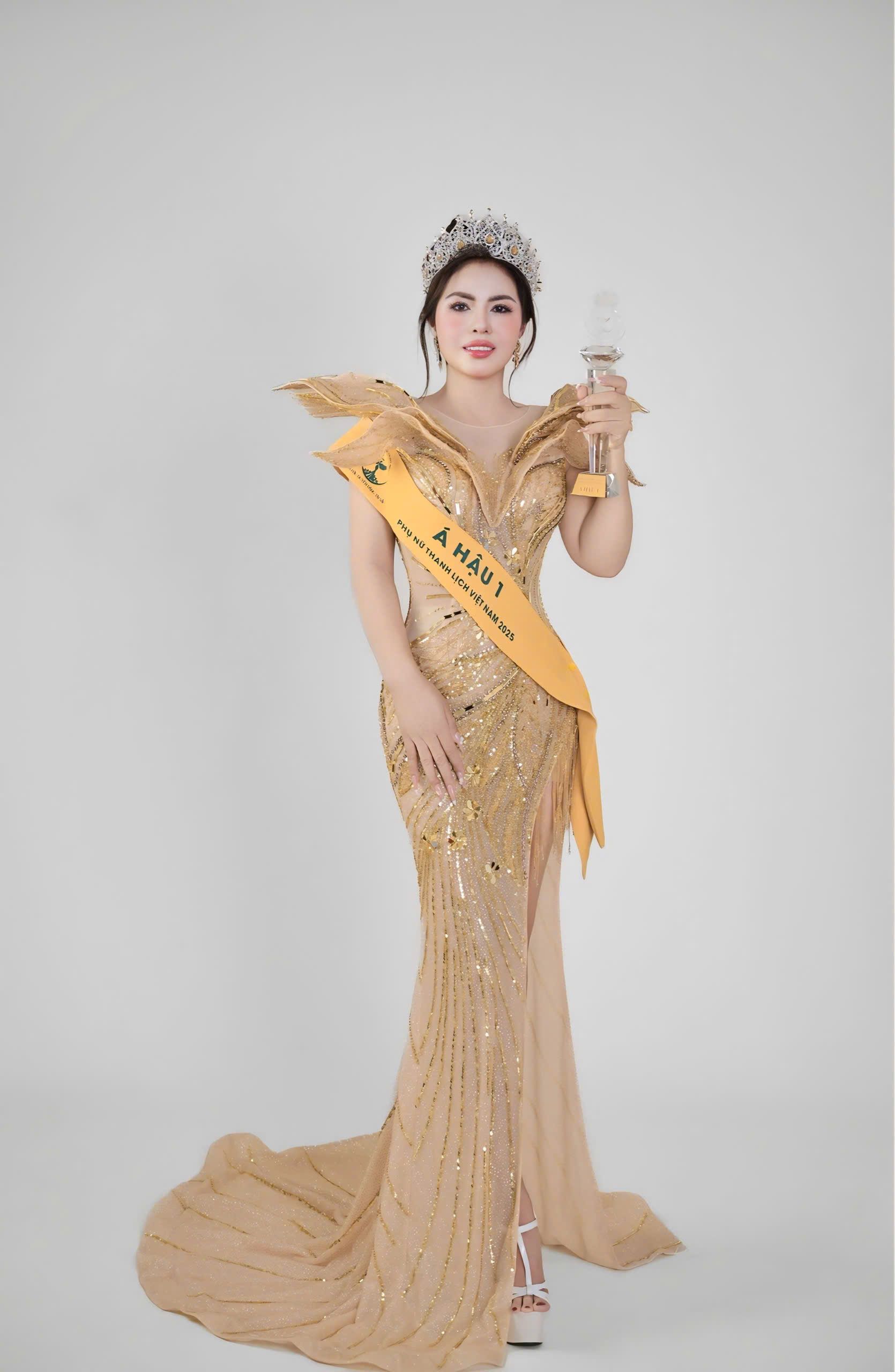 Á Hậu 1 Phan Thị Thúy : "Thành công không chỉ được đo bằng vị trí ta đạt được, mà bằng những giá trị tốt đẹp ta để lại trong lòng người khác" 3 z7126836708414 b003bdd4655f74bfed4546d87e283a61