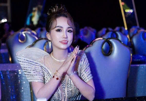Hoa hậu Ngọc Hân baby trở lại ấn tượng với vai trò giám khảo cuộc thi Miss Universe Business World