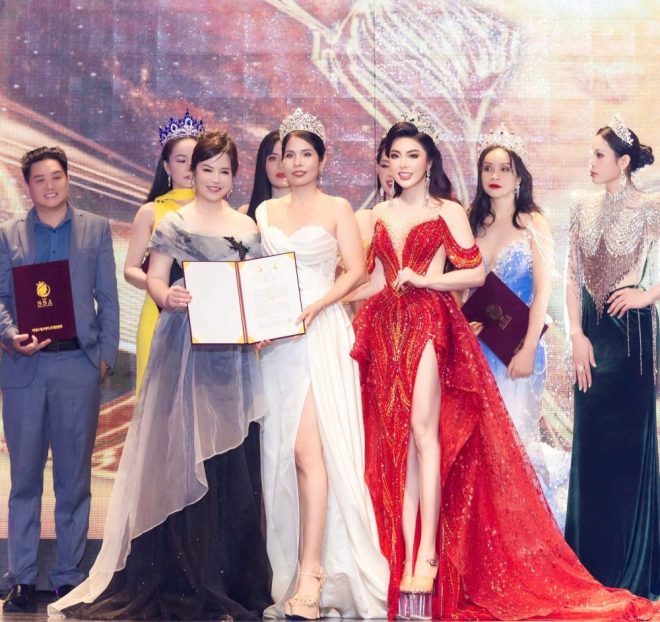 Hoa hậu Shin Shu Yeon liên tục đảm nhận vai trò giám khảo tại các cuộc thi Hoa hậu