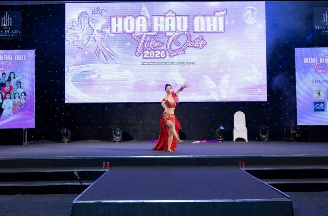 Hoa hậu Phong Cách Nhi Trịnh Phạm Băng Băng thể hiện xuất sắc tài năng nghệ thuật trên sân khấu